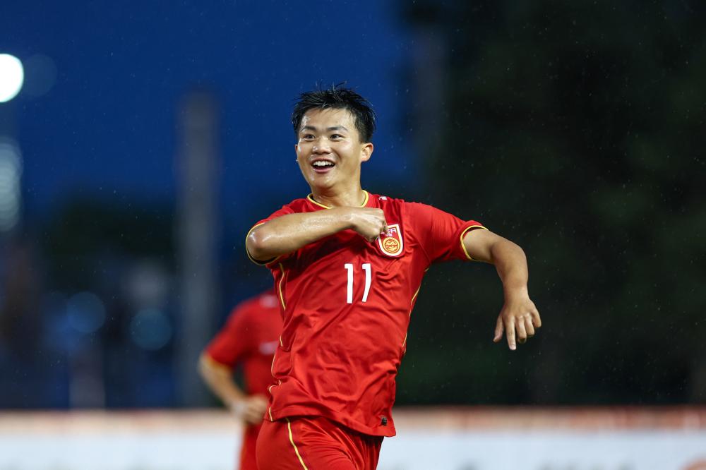 德媒：由于手指受伤，诺伊尔近两场都佩戴特制的四指手套参赛